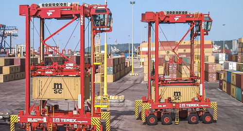 2 Straddle carriers at terminal port 2 Straddle carriers at terminal port